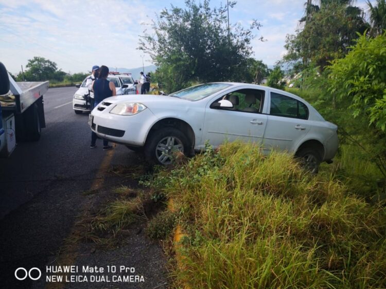Auto a punto de volcar en libramiento