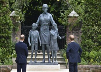 Guillermo y Harry develan estatua de la princesa Diana en jardines Palacio Real
