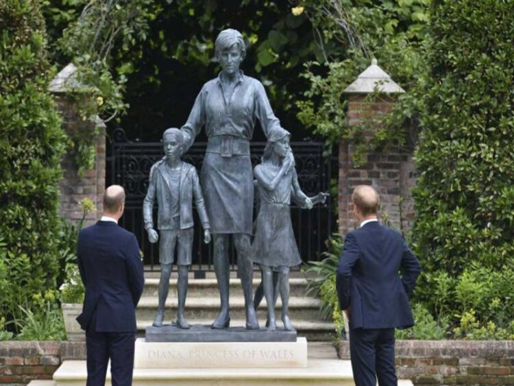 Guillermo y Harry develan estatua de la princesa Diana en jardines Palacio Real