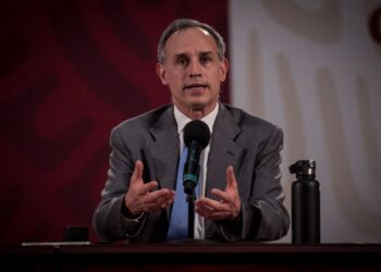 Padres de niños con cáncer denuncian a López-Gatell por genocidio