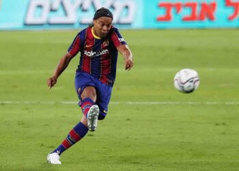 Ronaldinho regresa al Barcelona y vuelve a anotarle al Madrid en juego de leyendas