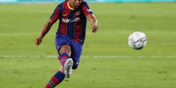 Ronaldinho regresa al Barcelona y vuelve a anotarle al Madrid en juego de leyendas