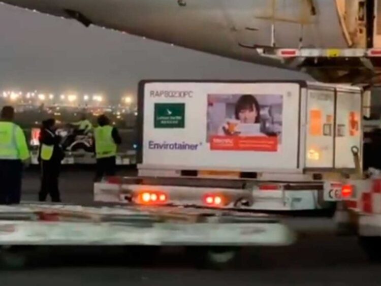 Arriban más de 2 millones de vacunas de SinoVac y Pfizer a México