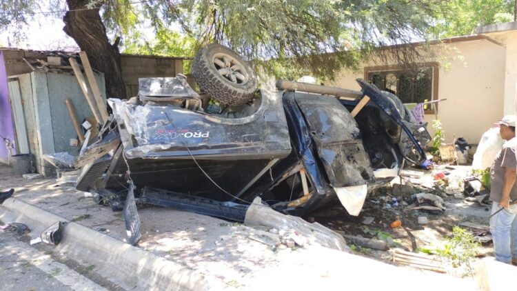 Mujer se salva de morir al volcar camioneta