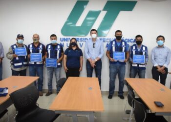 Gradúan 8 operadores de tracto camiones de curso de inglés en UTNL