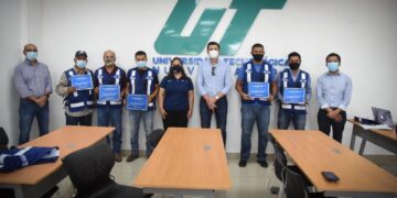Gradúan 8 operadores de tracto camiones de curso de inglés en UTNL