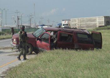 SEDENA provoca volcadura de camioneta familiar