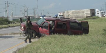 SEDENA provoca volcadura de camioneta familiar