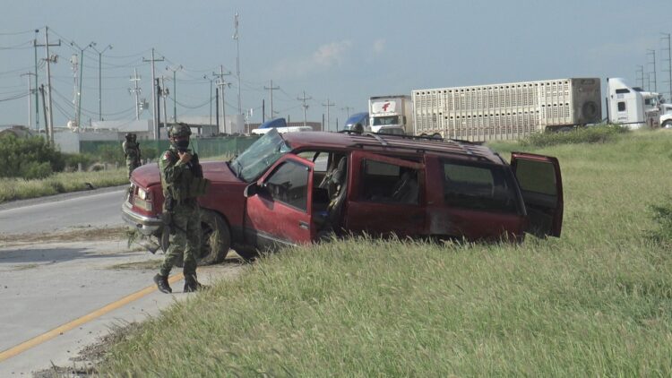 SEDENA provoca volcadura de camioneta familiar