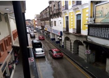 Urge alinear a comerciantes que invaden calles de la zona de los mercados