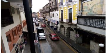 Urge alinear a comerciantes que invaden calles de la zona de los mercados