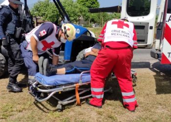 Vuelca patrulla de la Policía Estatal y se lesiona agente