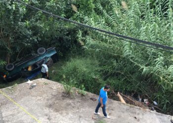 Muere al volcar auto y caer al río Purificación en El Barretal, Padilla