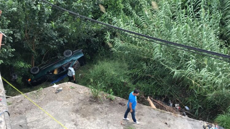 Muere al volcar auto y caer al río Purificación en El Barretal, Padilla