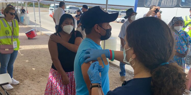 Vacunan contra COVID-19 a grupo de tarahumaras en Programa Binacional El Paso-Cd. Juárez