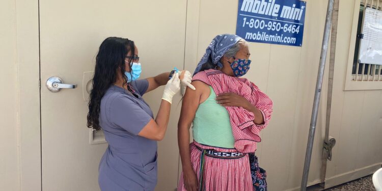 Vacunan contra COVID-19 a grupo de tarahumaras en Programa Binacional El Paso-Cd. Juárez
