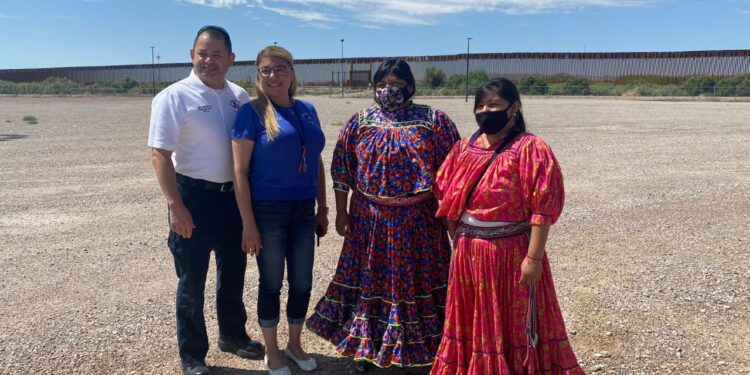 Vacunan contra COVID-19 a grupo de tarahumaras en Programa Binacional El Paso-Cd. Juárez