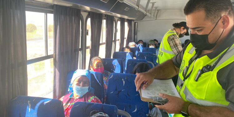 Vacunan contra COVID-19 a grupo de tarahumaras en Programa Binacional El Paso-Cd. Juárez