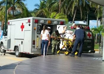Mujer desvanece antes de recibir vacuna contra Covid-19