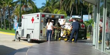 Mujer desvanece antes de recibir vacuna contra Covid-19