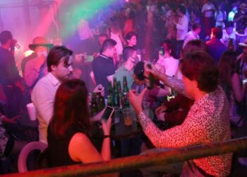 Jalisco cierra bares y antros por tercera ola de covid