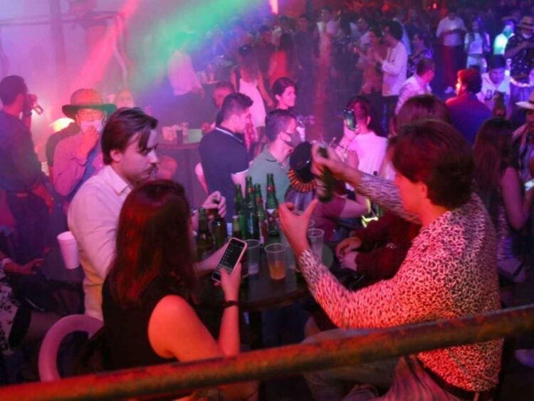 Jalisco cierra bares y antros por tercera ola de covid