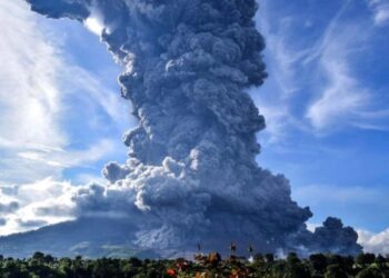 Volcán Sinabung entra en erupción en Indonesia
