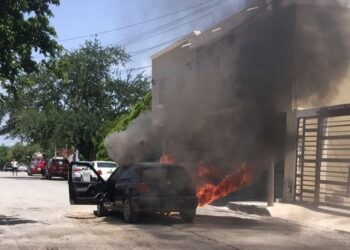 Auto es consumido por el fuego