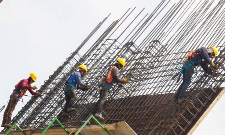 Obreros de la rama de la construcción sin empleo en Tampico