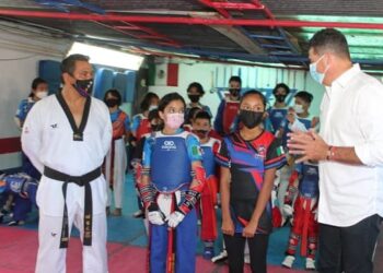 Entrega Diputado apoyo a jovencitas de Altamira que van por oro en taekwondo.