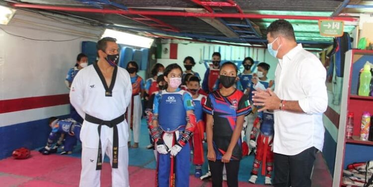 Entrega Diputado apoyo a jovencitas de Altamira que van por oro en taekwondo.