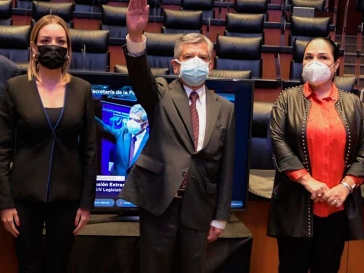 Salcedo rinde protesta en el Senado como titular de la SFP