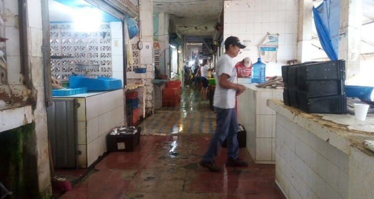 Resiente baja venta de pescado y mariscos mercado La Puntilla
