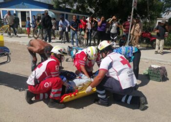 Auto fractura piernas a sexagenario