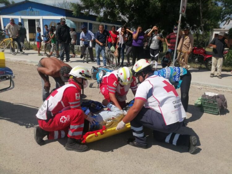 Auto fractura piernas a sexagenario