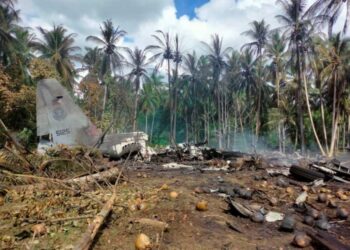 Avión militar se estrella en Filipinas; al menos 29 muertos