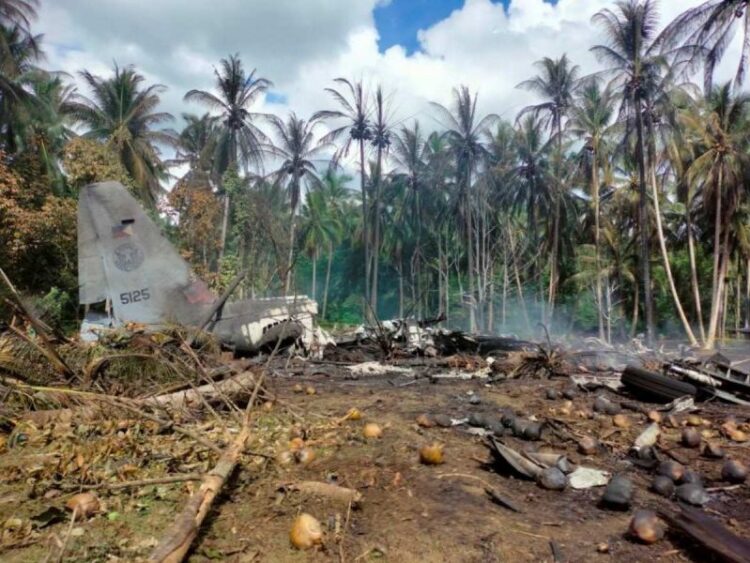 Avión militar se estrella en Filipinas; al menos 29 muertos
