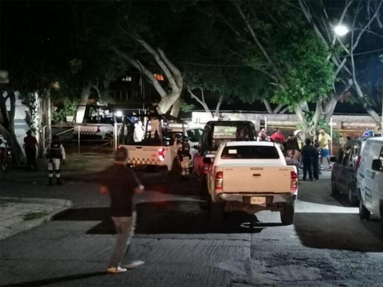 Comando llega a campo de futbol y mata a cuatro personas