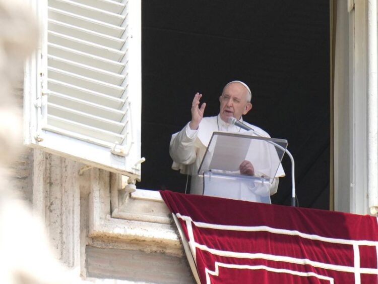 Papa Francisco reaccionó bien a cirugía intestinal: Vaticano