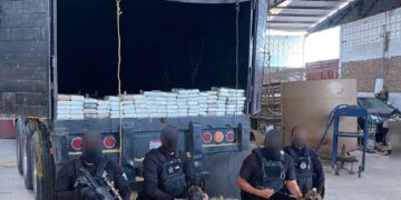Aseguran 114 kilos de cocaína en camión oculto en bodega de Reynosa.