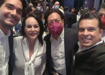 Firma Gattás Carta Compromiso para gobernar con principios de Morena.