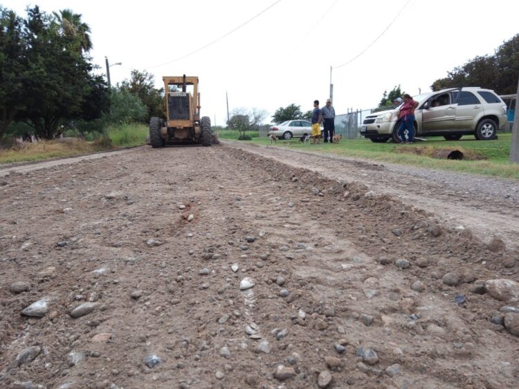 Gestionan recursos para pavimentación de acceso principal a ejidos en Matamoros