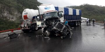 Chocan tráiler y pipa en la carretera “Rumbo Nuevo”
