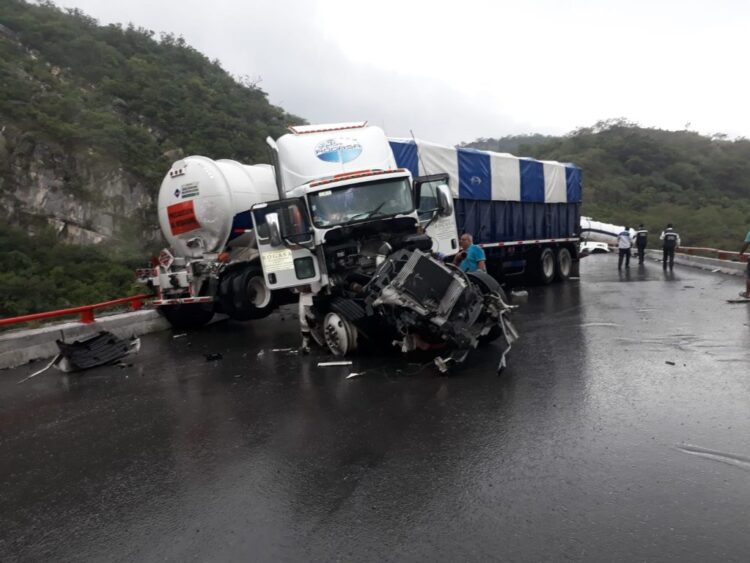 Chocan tráiler y pipa en la carretera “Rumbo Nuevo”
