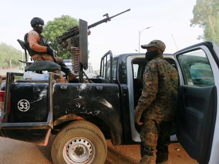 Grupo armado secuestra a 140 estudiantes en Nigeria