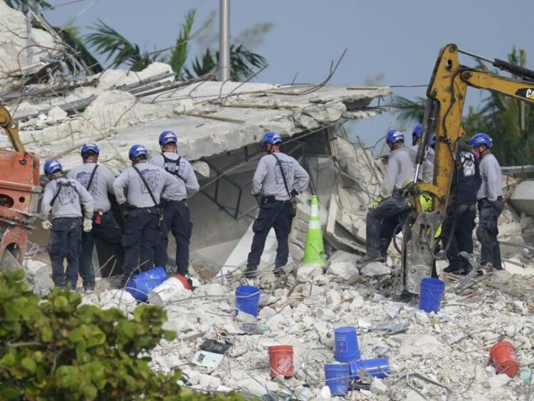 Recuperan tres cuerpos más del edifico colapsado en Miami; van 27 muertos