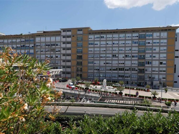 El Papa está bien y permanecerá hospitalizado 7 días: Vaticano