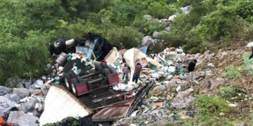 Vuelca tráiler cargado de aguacate en carretera Victoria-San Luis Potosí