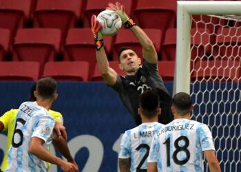 Emiliano Martínez lleva a Argentina a la final contra Brasil