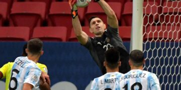 Emiliano Martínez lleva a Argentina a la final contra Brasil